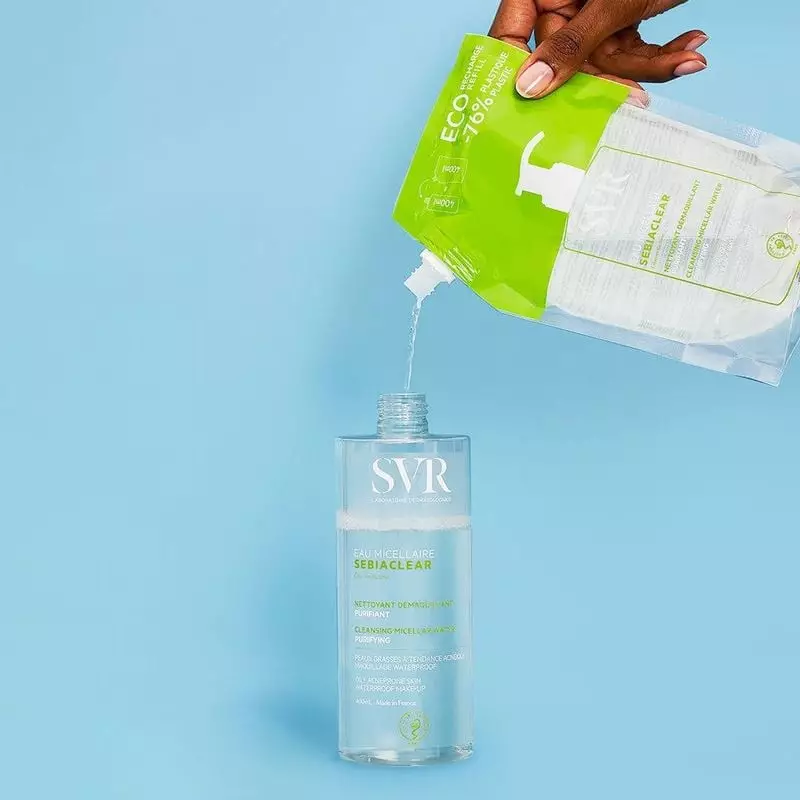 Sachet recharges éco versant l’eau micellaire SVR Sebiaclear dans flacon 1065112 sur fond bleu, emba