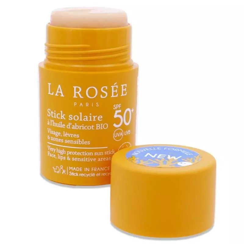 Gros plan sur le Stick Solaire SPF 50+ La Rosée montrant l'étiquette avant avec huile d'abricot, bad