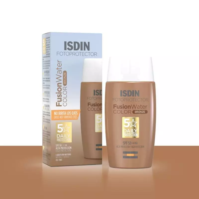 Gros plan du tube ISDIN Fotoprotector Fusion Water Magic Bronze SPF 50 sur fond vert, mettant en val