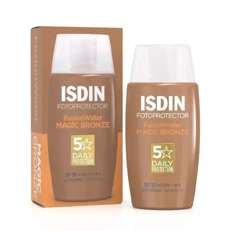 ISDIN Fotoprotector Fusion Water Color Bronze SPF 50 avec boîte bleue et tube sur surface en bois.