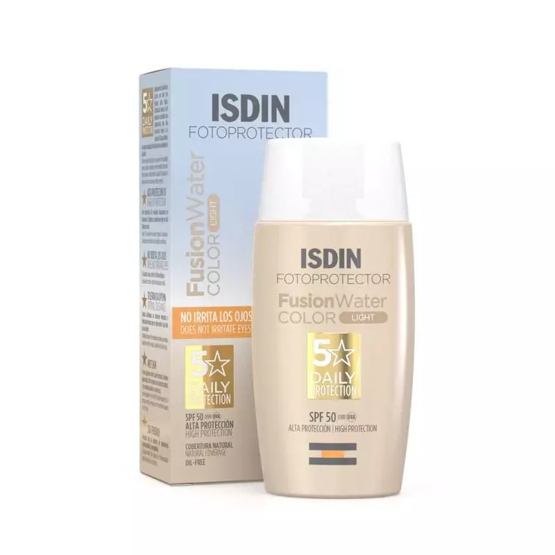 Tube ISDIN Fotoprotector Fusion Water Color Light SPF 50 avec sa boîte bleue et beige, crème solaire