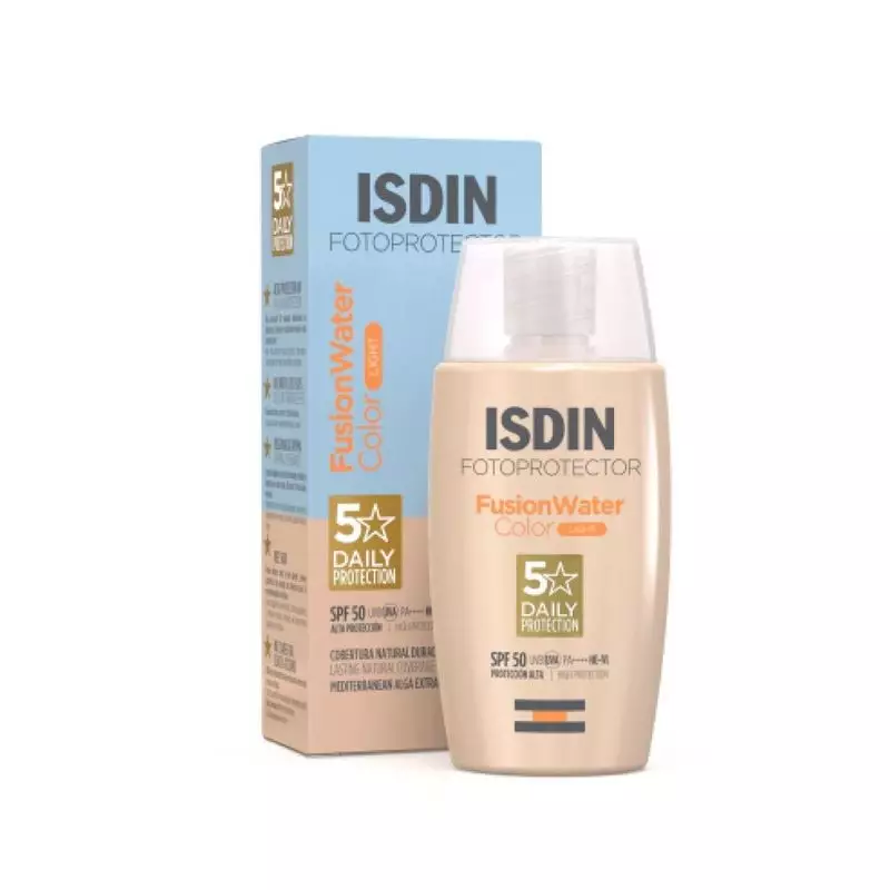 Gros plan sur le tube ISDIN Fotoprotector Fusion Water Color Light SPF 50 et sa boîte, mettant en av