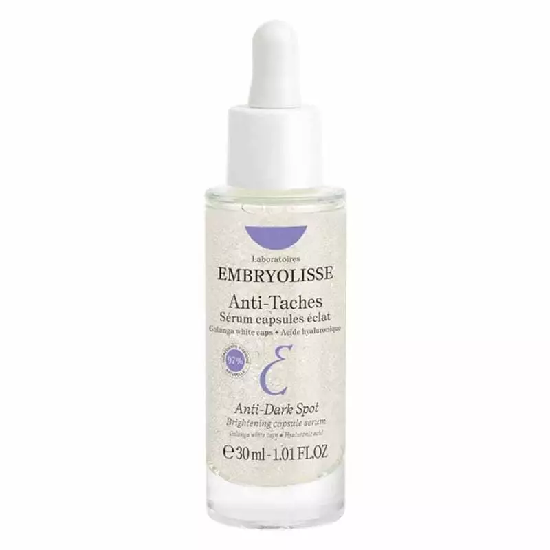 Macro d'un compte-gouttes de sérum Embryolisse avec micro-capsules visibles dans le sérum clair, iso