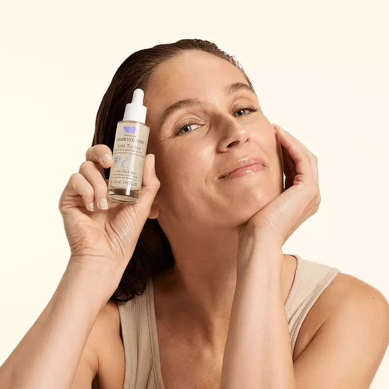 Vue rapprochée en angle du flacon de sérum Embryolisse Anti-Taches, mettant en valeur le sérum clair