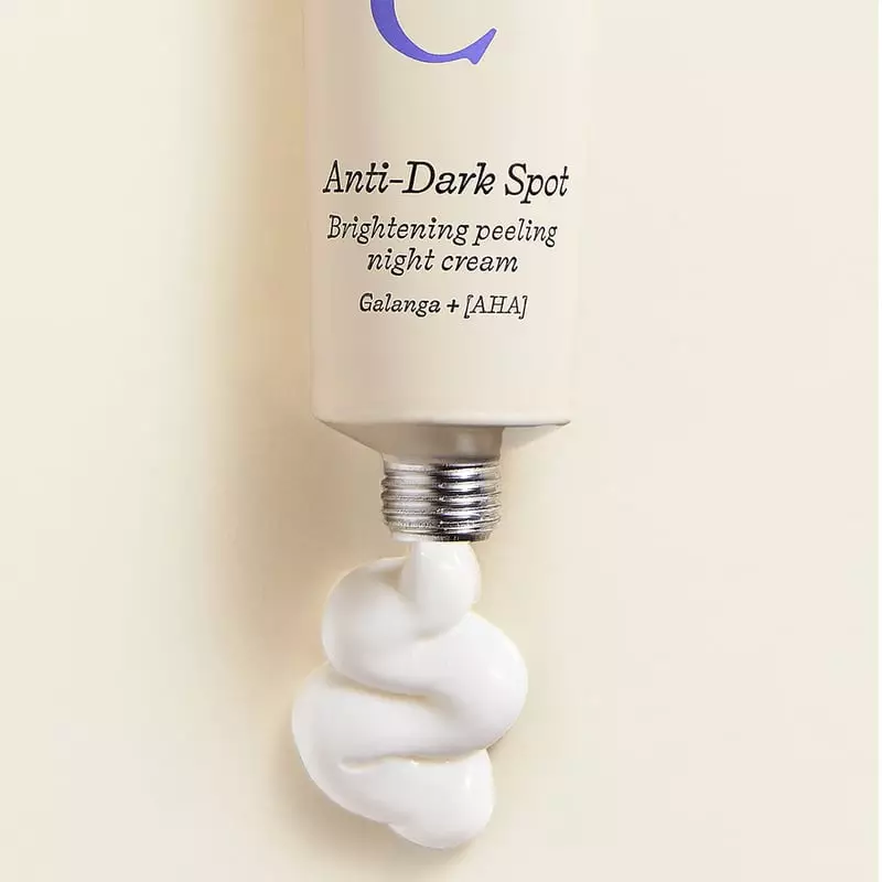 Tube Embryolisse 1065085 avec produit crémeux blanc dispensé du haut, texture lisse sur fond blanc.