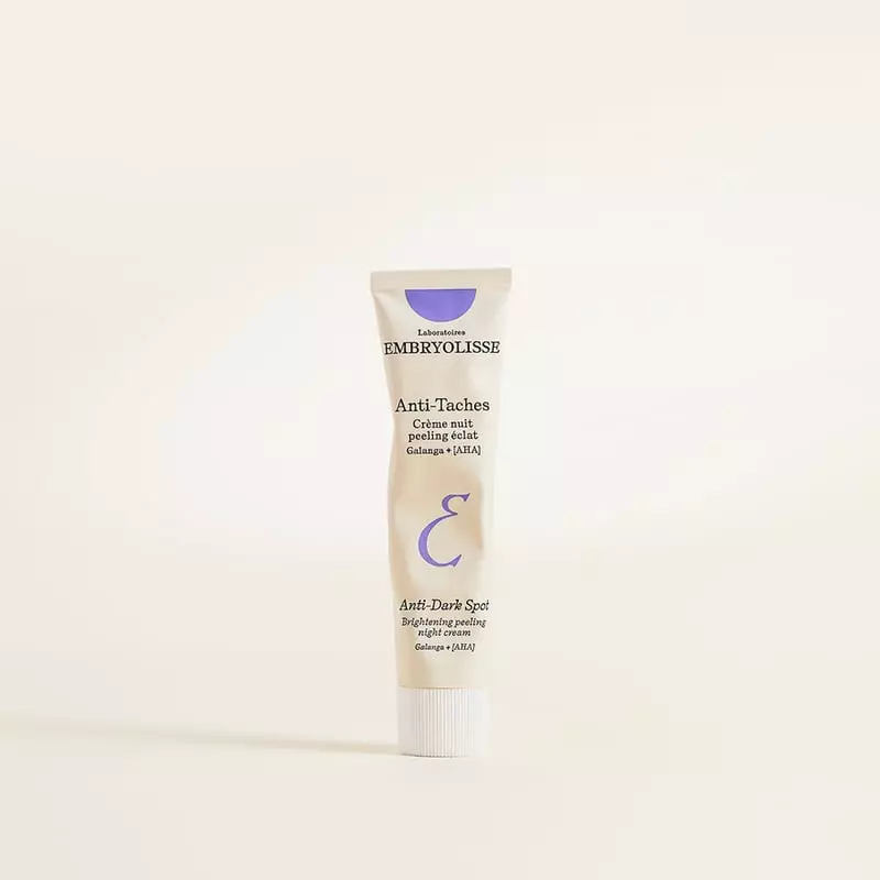 Vue de face droite du tube de crème nuit peeling éclat anti-taches Embryolisse 1065085 debout sur fo