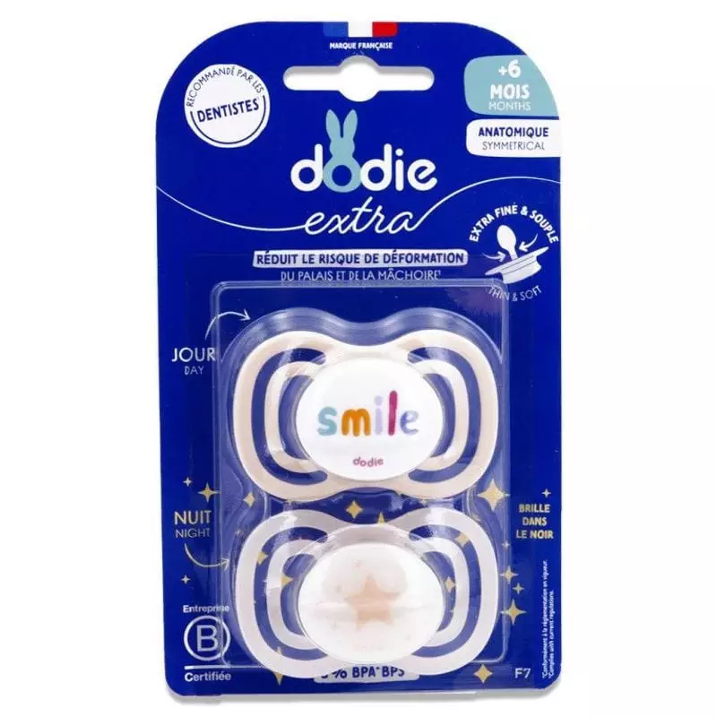 Pack Dodie Extra 2 sucettes pour bébés +6 mois sur emballage bleu, sucette jour avec sourire et suce