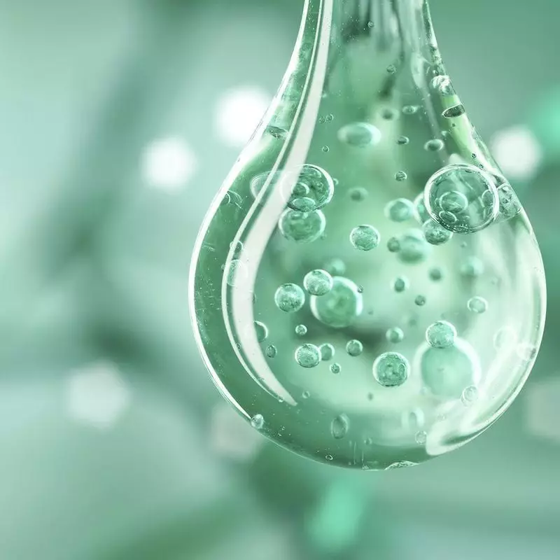 Gros plan extrême d'une grosse goutte de gel clair avec bulles en suspension