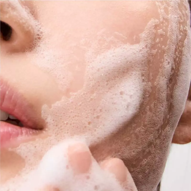 Gros plan d'un visage avec mousse nettoyante du Bioderma Sébium Gel Moussant Actif