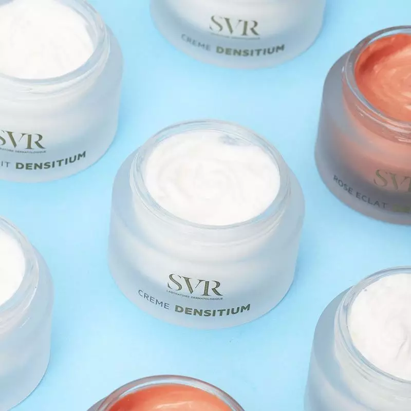 Plusieurs pots de produits SVR Densitium disposés sur un fond bleu.