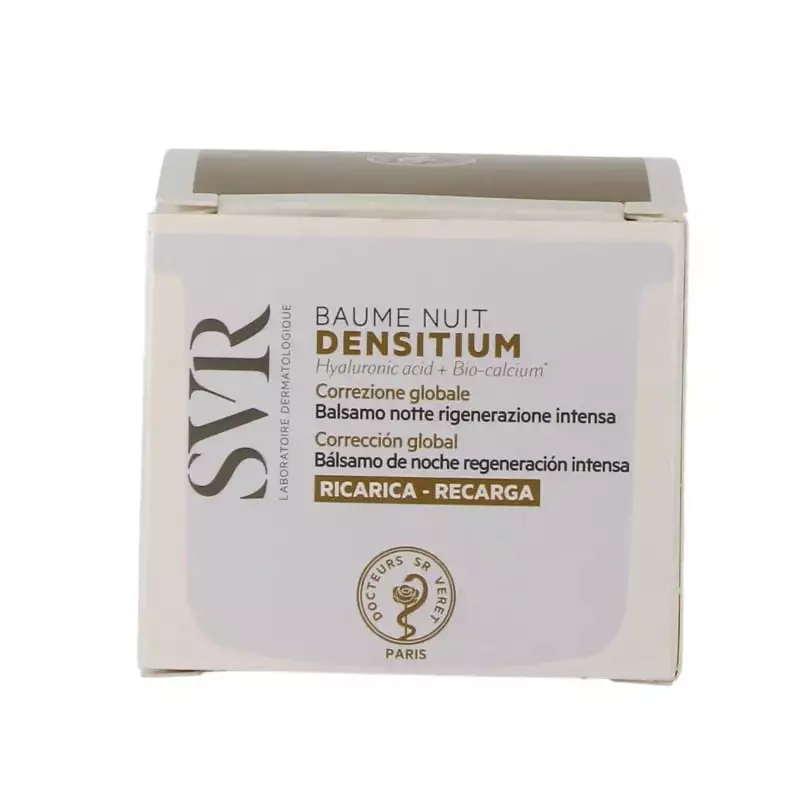 Femme aux cheveux bouclés tenant et souriant avec le pot SVR Densitium Baume Nuit, scène détendue en