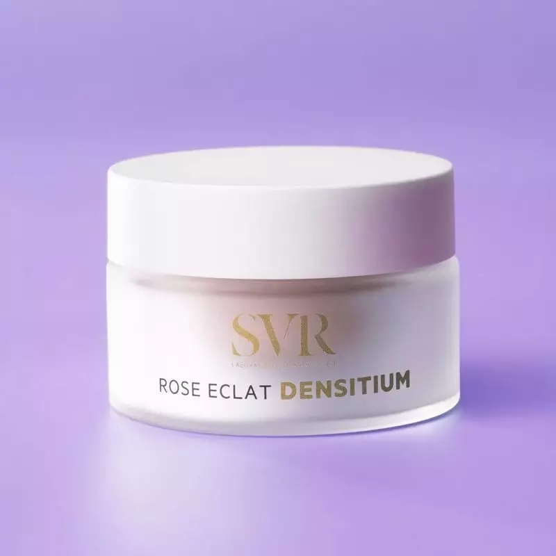 Pot de crème SVR DENSITIUM Rose Éclat avec son couvercle blanc sur fond violet.