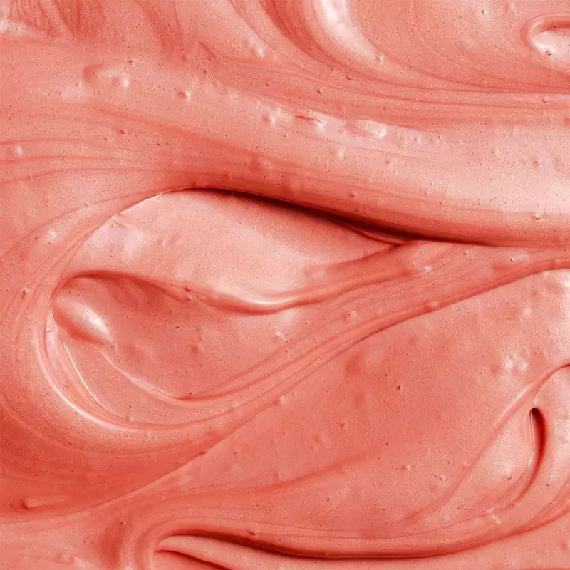 Gros plan macro de la texture lisse et scintillante de la crème SVR DENSITIUM Rose Éclat.