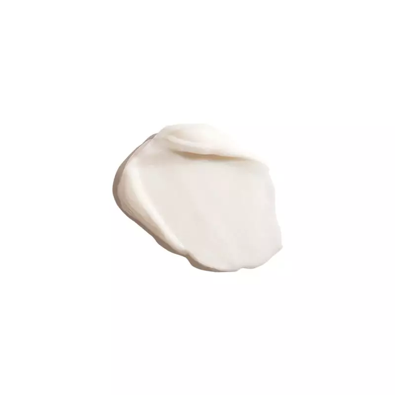 Swatch de la texture lisse et blanche de la crème Erborian Ginseng Power Eye sur fond vert, démontra
