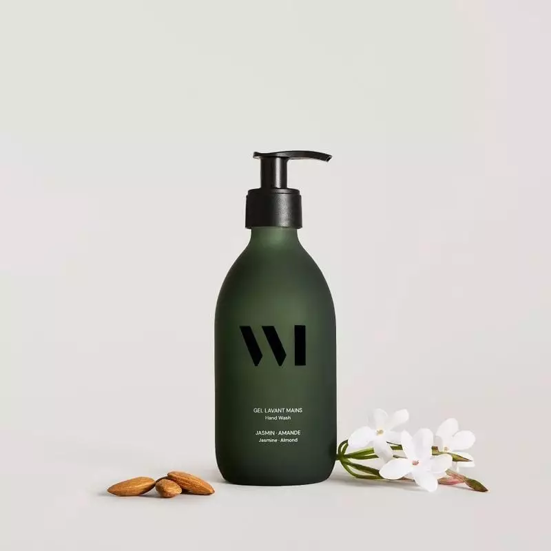 Main dispensant du gel transparent du gel lavant What Matters 1114191 sur la peau, montrant la textu