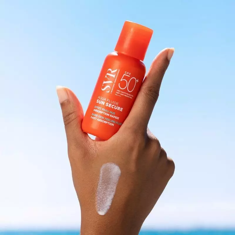 Tourbillon de crème solaire SVR SUN SECURE Aqua Fluide SPF50+ sur une main après application.