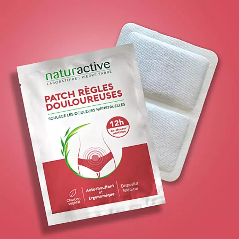 Gros plan du sachet ouvert du patch autochauffant Naturactive, révélant le patch rectangulaire blanc