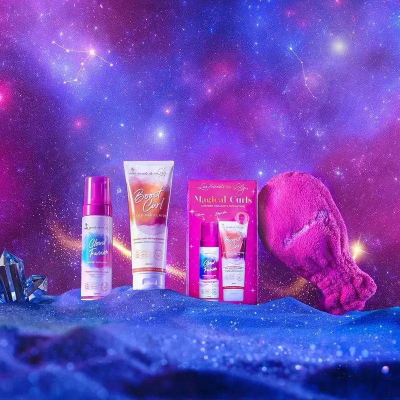 Les Secrets de Loly Coffret Magical Curls Volume et Définition sur fond violet cosmique avec mousse 