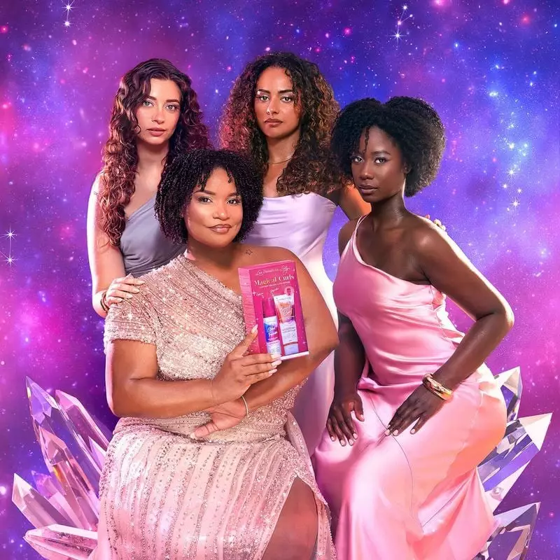 Femmes diverses aux cheveux bouclés texturés posant avec le coffret Les Secrets de Loly Magical Curl