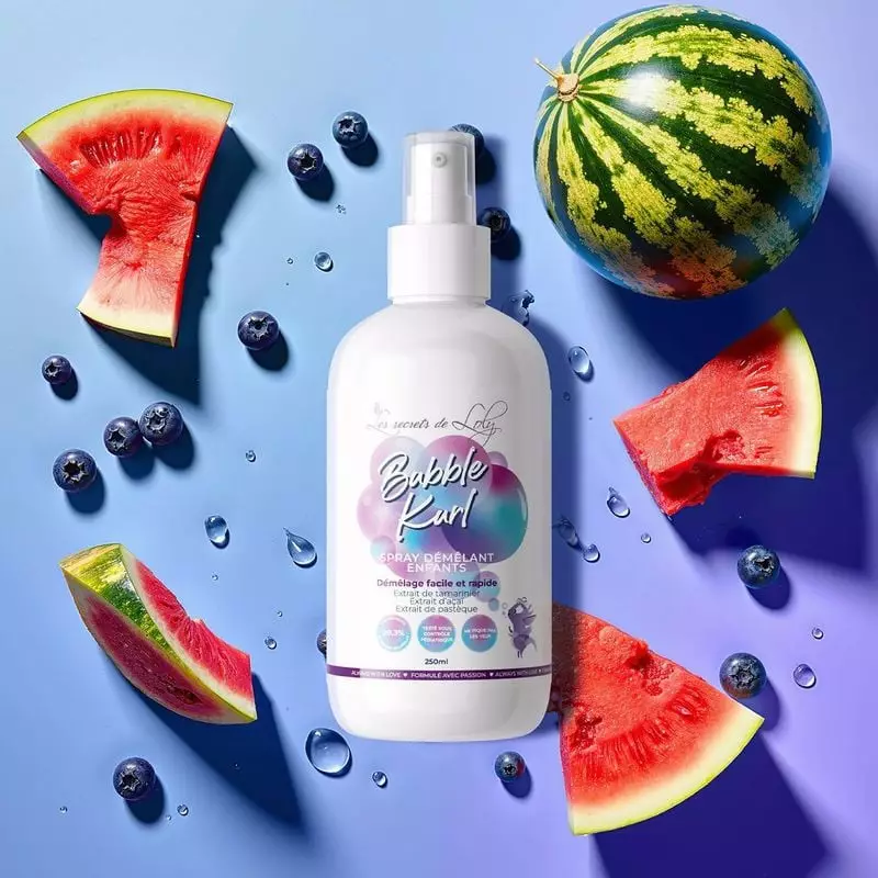 Gros plan en angle latéral du flacon de spray Bubble Kurl de Les Secrets de Loly, mettant en avant s