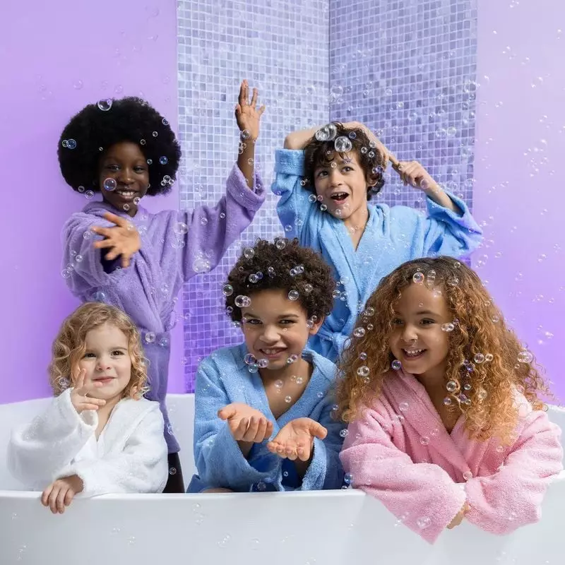 Image avant-après d'enfants divers aux cheveux ondulés, bouclés, frisés, crépus en peignoirs, montra
