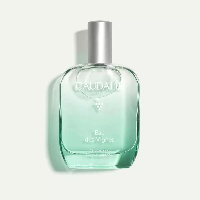 Flacon spray Caudalie L'Eau Fraîche Eau des Vignes 50ml en verre vert clair à bec verseur argenté, v