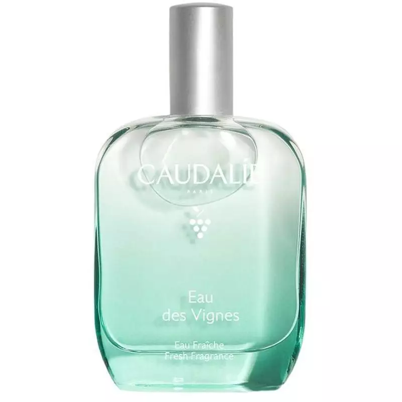 Gros plan en angle latéral du flacon spray Caudalie 1114159 Eau des Vignes 50ml, verre vert clair, c
