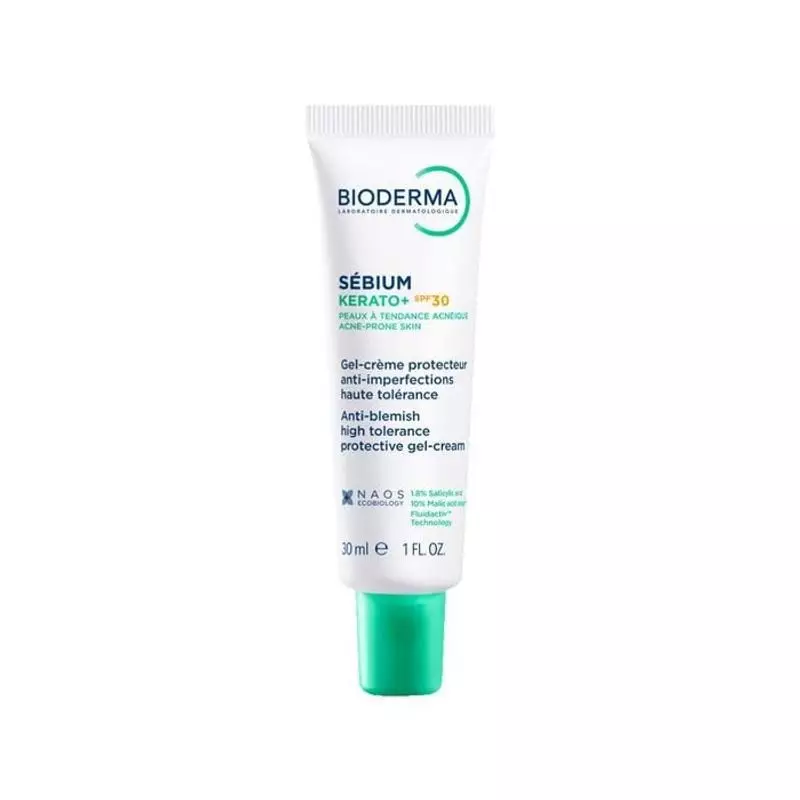 Gros plan sur le tube Bioderma Sébium Kerato+ SPF30 affichant l'étiquetage complet, incluant N.AOS, 