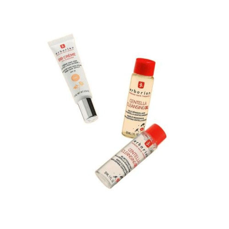 Image lifestyle d'ambiance du kit Erborian BB Cleans Duo Doré disposé créativement sur fond orange a