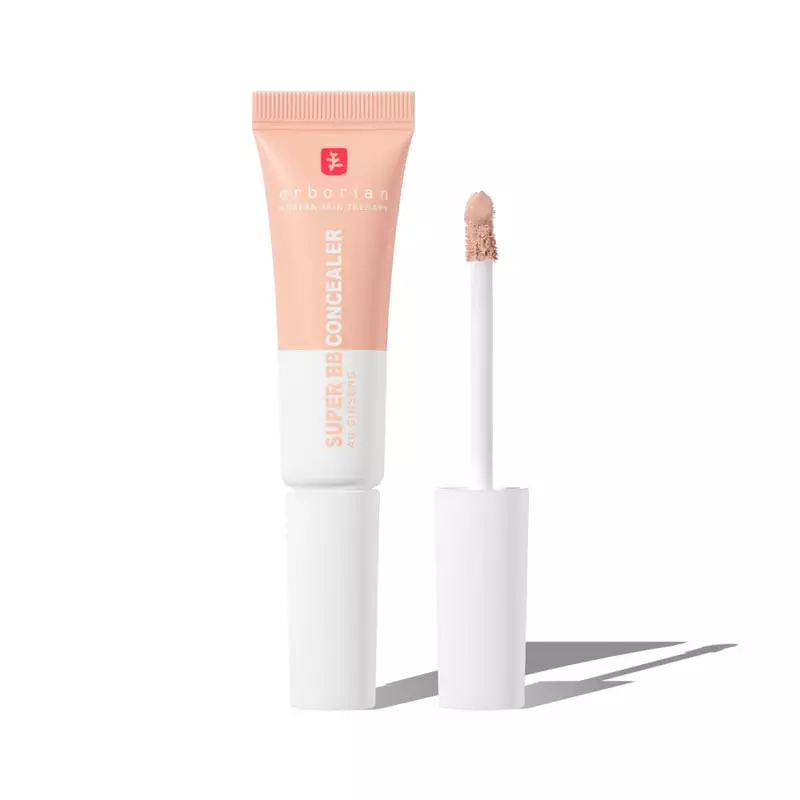 Gros plan du tube Erborian Super BB Corrector Clair en teinte claire avec capuchon blanc et applicat