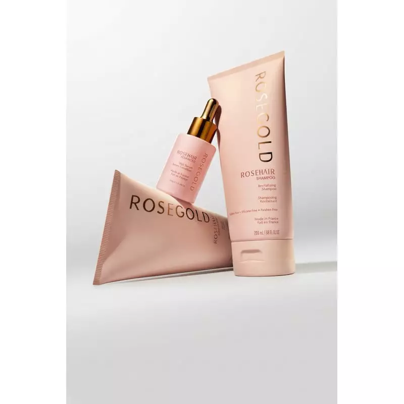 Un décor de salle de bain élégant avec les produits du Rituel Rosehair disposés à côté d'une serviet