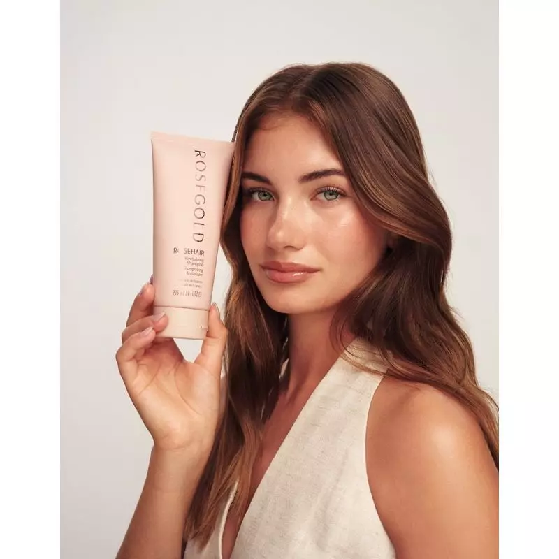 Profil d'une femme aux cheveux longs et fluides, mettant en valeur la texture soyeuse obtenue grâce 