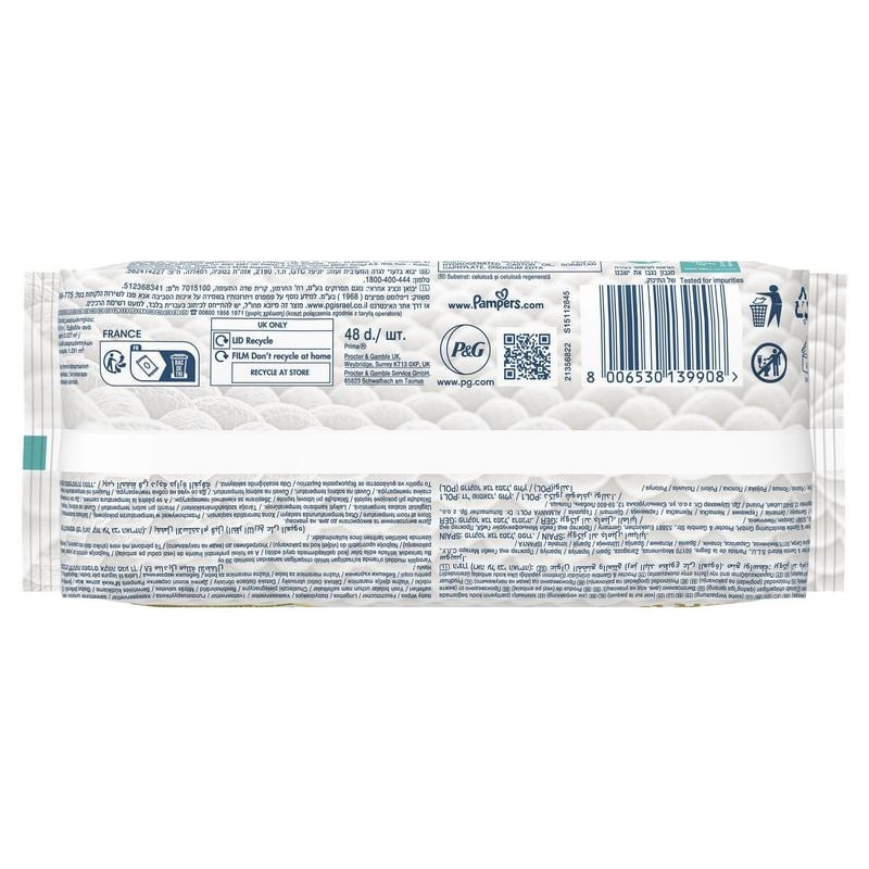 Gros plan sur la lingette Pampers Harmonie Aqua montrant ses douces fibres végétales.