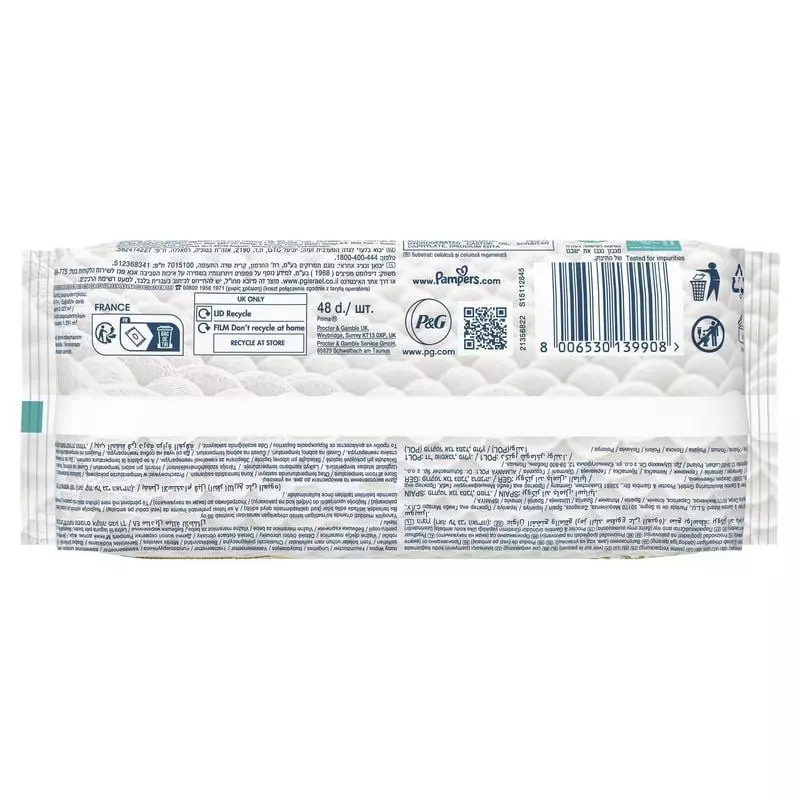Gros plan sur la lingette Pampers Harmonie Aqua montrant ses douces fibres végétales.