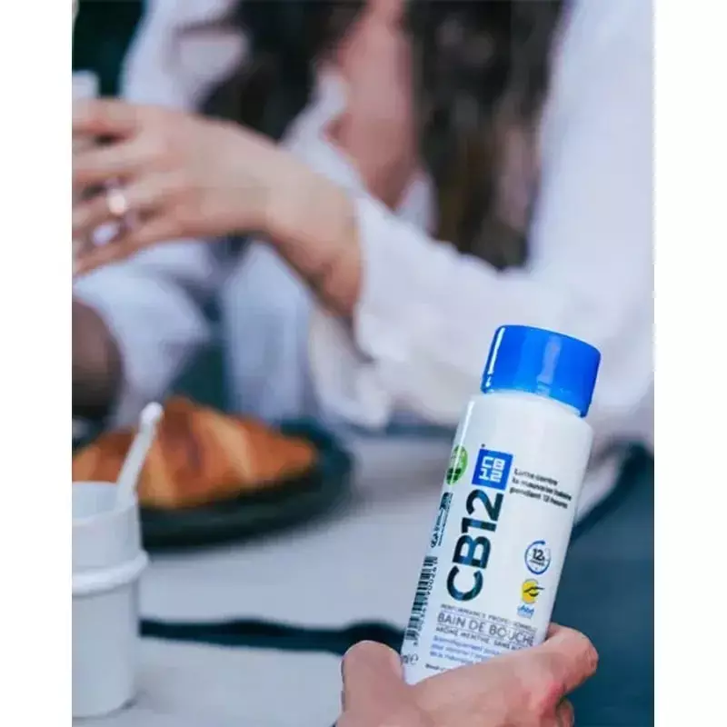 Image lifestyle du bain de bouche CB12 Original en flacon voyage 50ml avec des articles de soins per