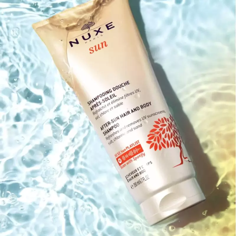 Femme profitant du soleil avec les produits Nuxe Sun à proximité, ambiance estivale détendue avec un