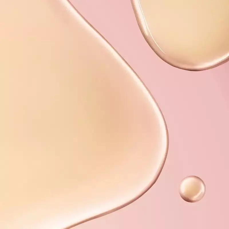 Flacon du Nuxe Roll-on Prodigieux Florale 60ml avec son applicateur roll-on, détail du design.