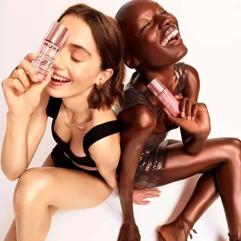 Femme utilisant le Nuxe Roll-on Prodigieux Florale 60ml sur son poignet, geste beauté sensoriel.