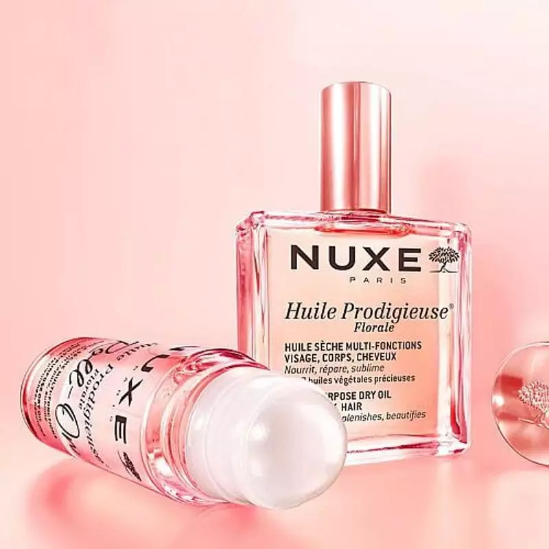 Huile sèche nourrissante Nuxe Roll-on Prodigieux Florale 60ml dans un environnement naturel et apais