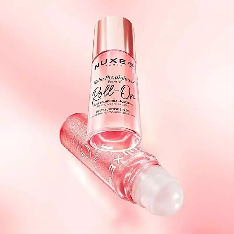 Flacon roll-on Nuxe Prodigieux Florale 60ml posé sur une surface douce avec lumière tamisée.