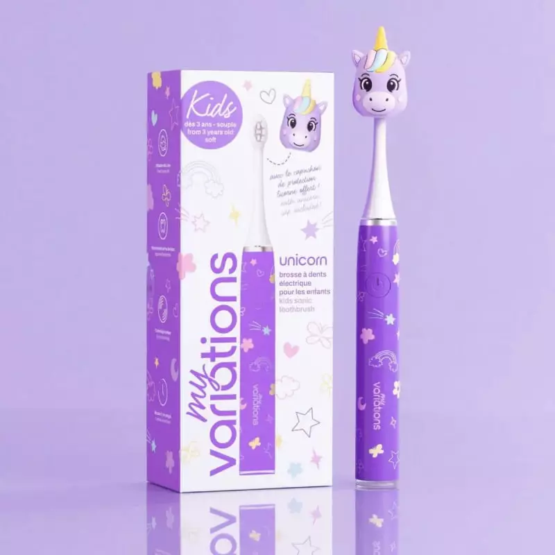 Brosse à dents électrique MyVariations Kid Licorne au design de licorne sur un comptoir de salle de 