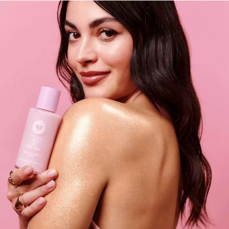 Image lifestyle d'une femme radieuse à la peau lumineuse et scintillante après l'Huile Glow Pailleté