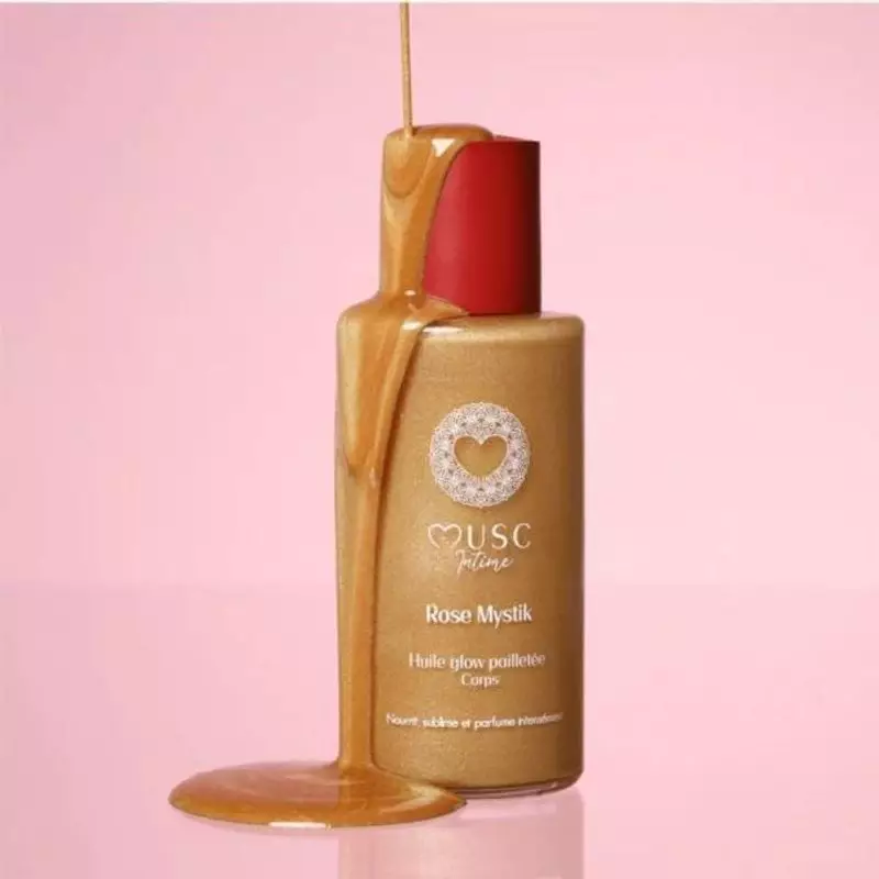 Photo d'ambiance de l'huile corporelle Musc Intime Glow Pailletée sur une coiffeuse avec un éclairag