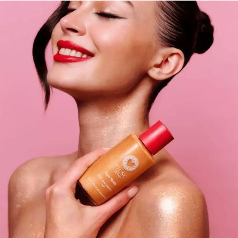 Femme à la peau lumineuse après application de l'Huile Glow Pailletée Musc Intime