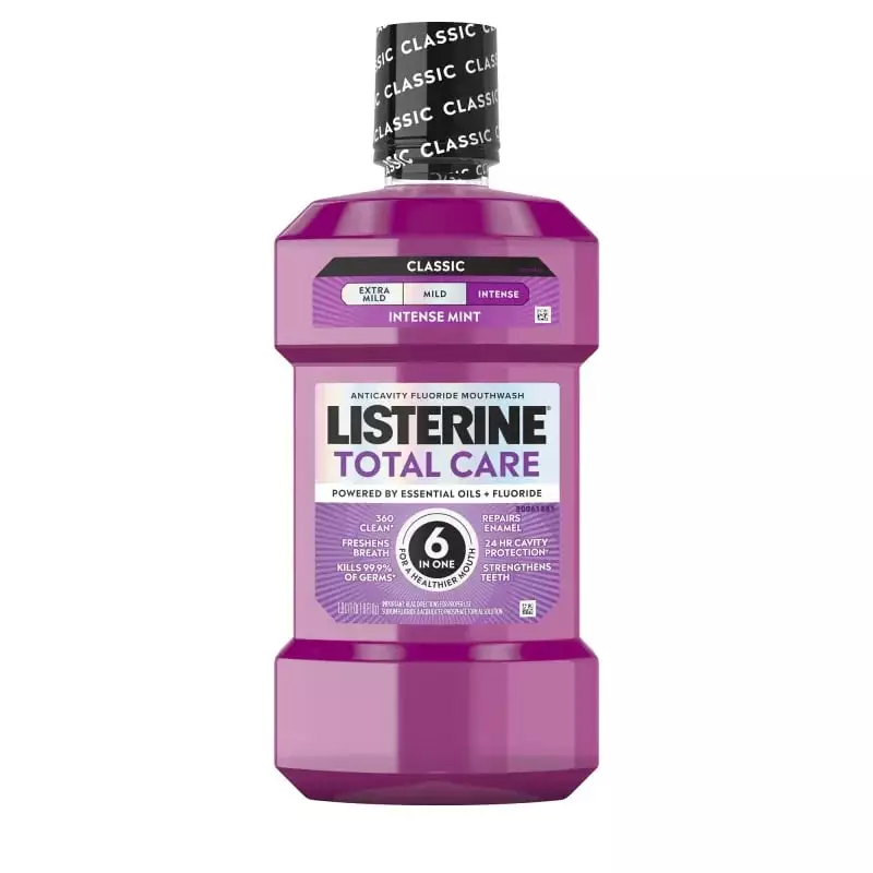 Flacon de bain de bouche intense sans alcool Listerine avec étiquette produit, favorisant une hygièn