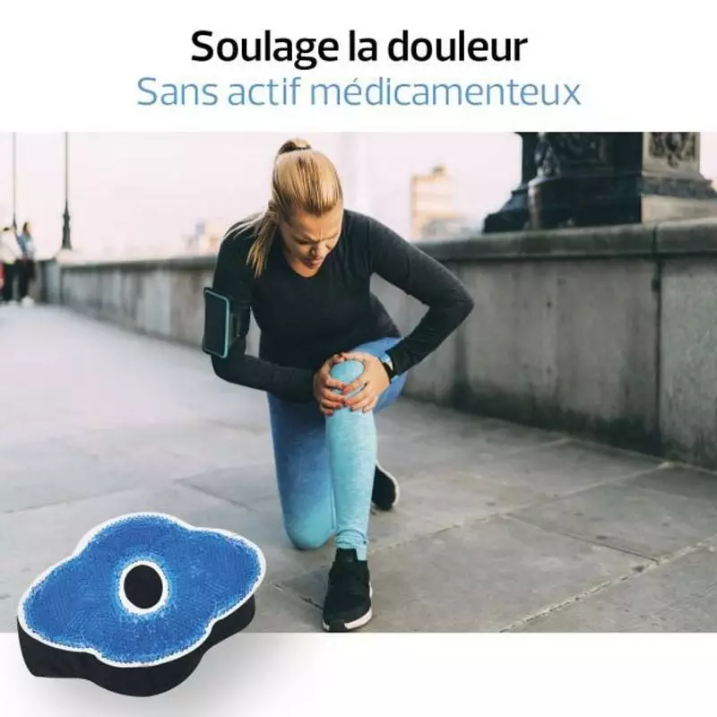 Personne utilisant le coussin thermique Cooper 1409817 sur le genou pour soulager la douleur