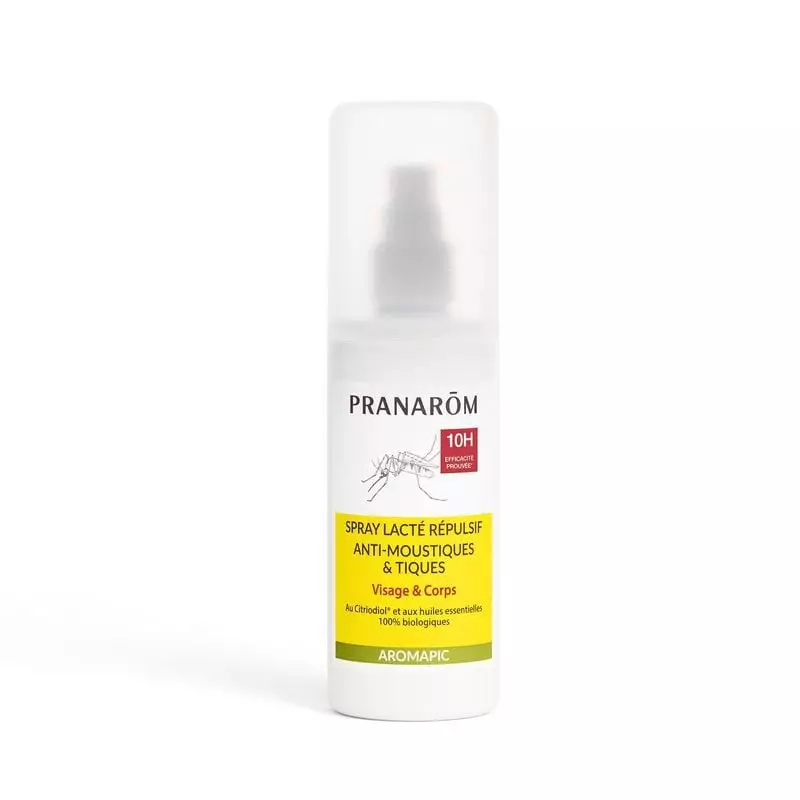 Bouteille de spray lacté répulsif AROMAPIC Pranarôm isolée sur fond blanc. Formule à base de plantes