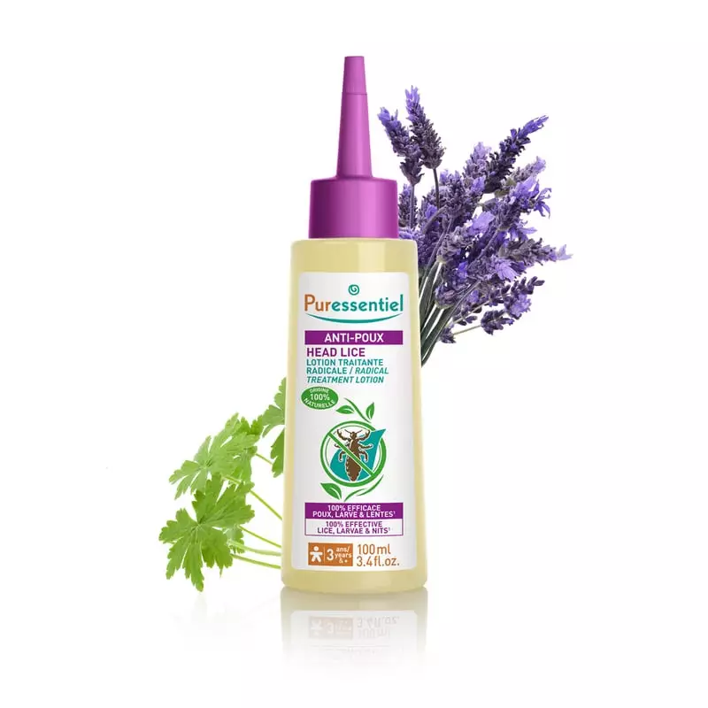 Photo d'ambiance du coffret anti-poux Puressentiel posé sur une table de nursery avec un fond doux