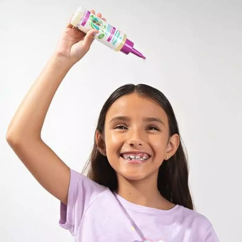 Image lifestyle d'un enfant aux cheveux propres après le shampoing anti-poux Puressentiel, heureux e