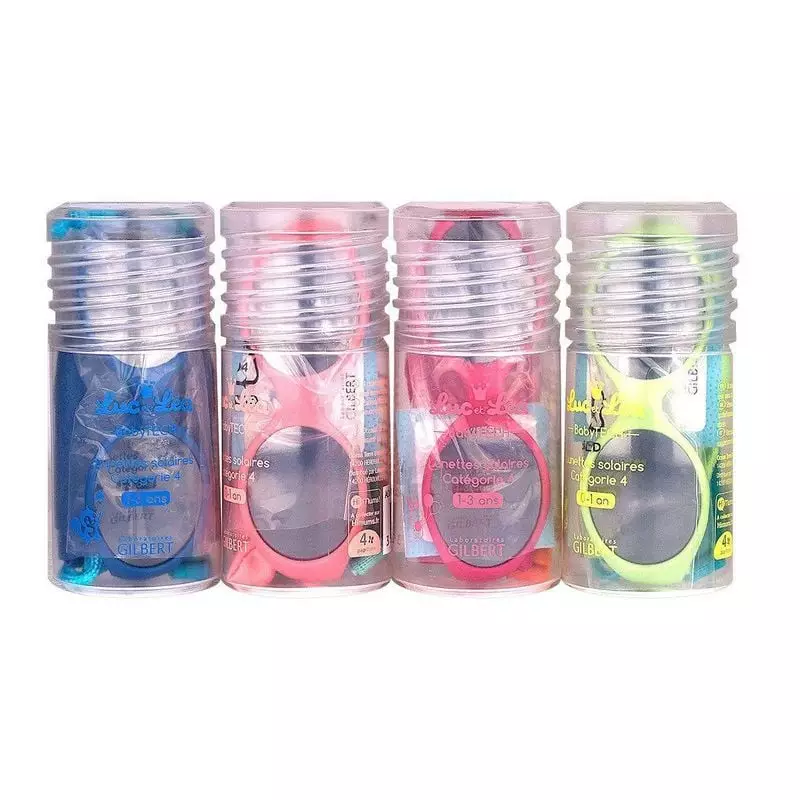 Lunettes de soleil bébé avec monture polycarbonate et bandeau easy clip sur fond blanc